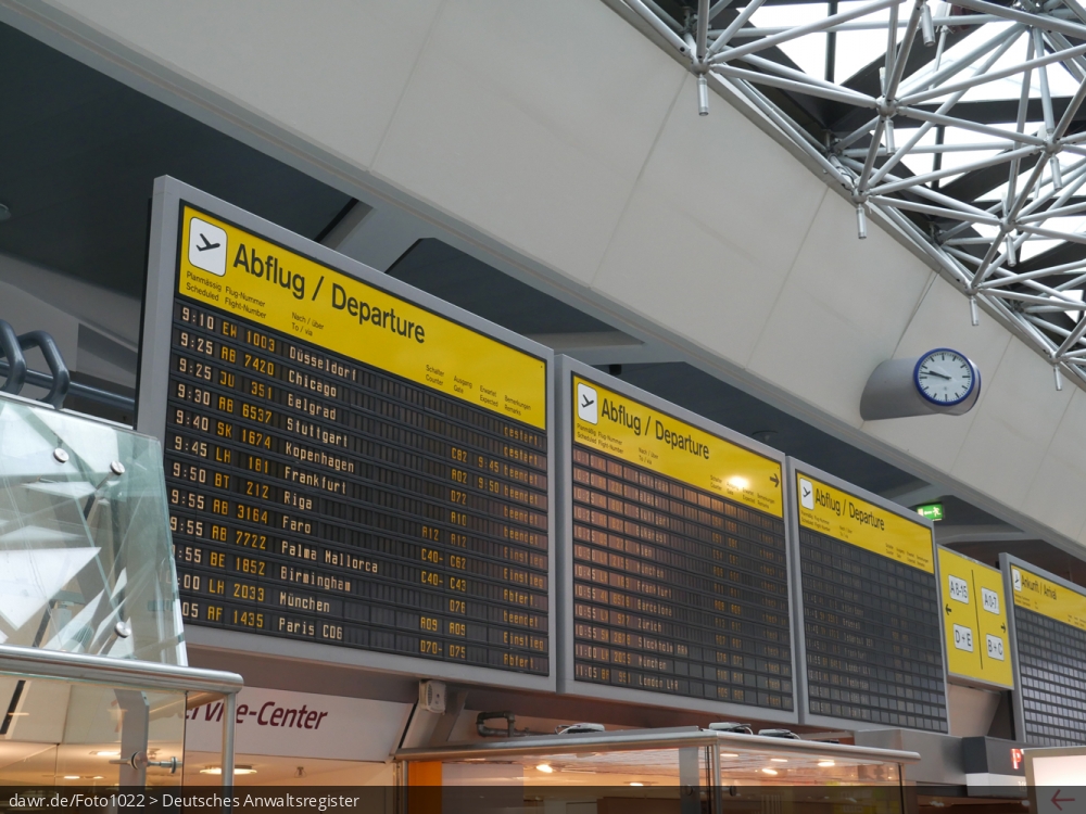 Dieses Foto zeigt die Abflugtafel im Flughafen Berlin-Tegel. Es werden neben vielen internationalen Langstreckenflügen auch Kurzstreckenflüge angezeigt. Dieses Foto eignet sich gut als symbolische Darstellung für Flugreisen im Allgemeinen.
