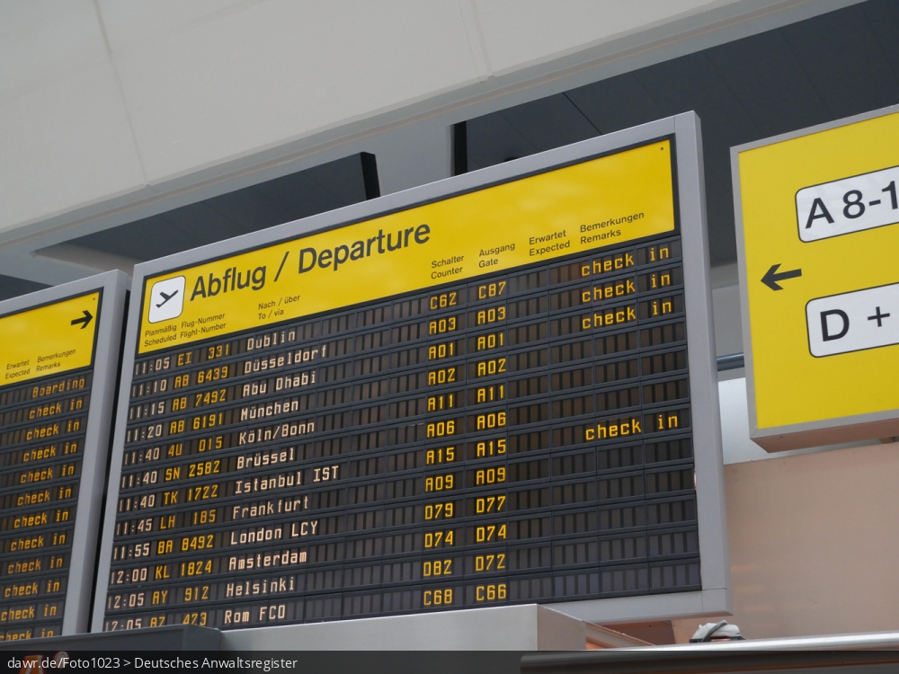 Dieses Foto zeigt die Abflugtafel im Flughafen Berlin-Tegel. Es werden neben vielen internationalen Langstreckenflügen auch Kurzstreckenflüge angezeigt. Dieses Foto eignet sich gut als symbolische Darstellung für Flugreisen im Allgemeinen.