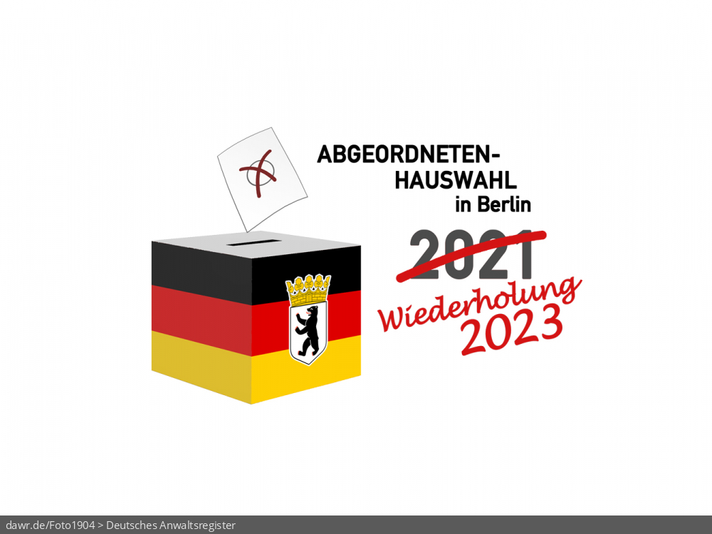 Diese Grafik zeigt die Zeichnung einer Wahlurne, welche in den deutschen Nationalfarben schwarz-rot-gold gefärbt und mit dem Wappen von Berlin dekoriert wurde. Über der Box schwebt ein angedeuteter Wahlzettel, welcher mit einem symbolisch angekreuzten Feld, wie es auf Wahlscheinen benutzt wird, ergänzt wurde. Daneben steht der Schriftzug „Abgeordnetenhauswahl in Berlin 2021“, ergänzt um die Bemerkung „Wiederholung 2023“. Eine solche Grafik eignet sich gut als symbolische Darstellung für die Wiederholungswahl zum Berliner Abgeordnetenhaus im Februar 2023.