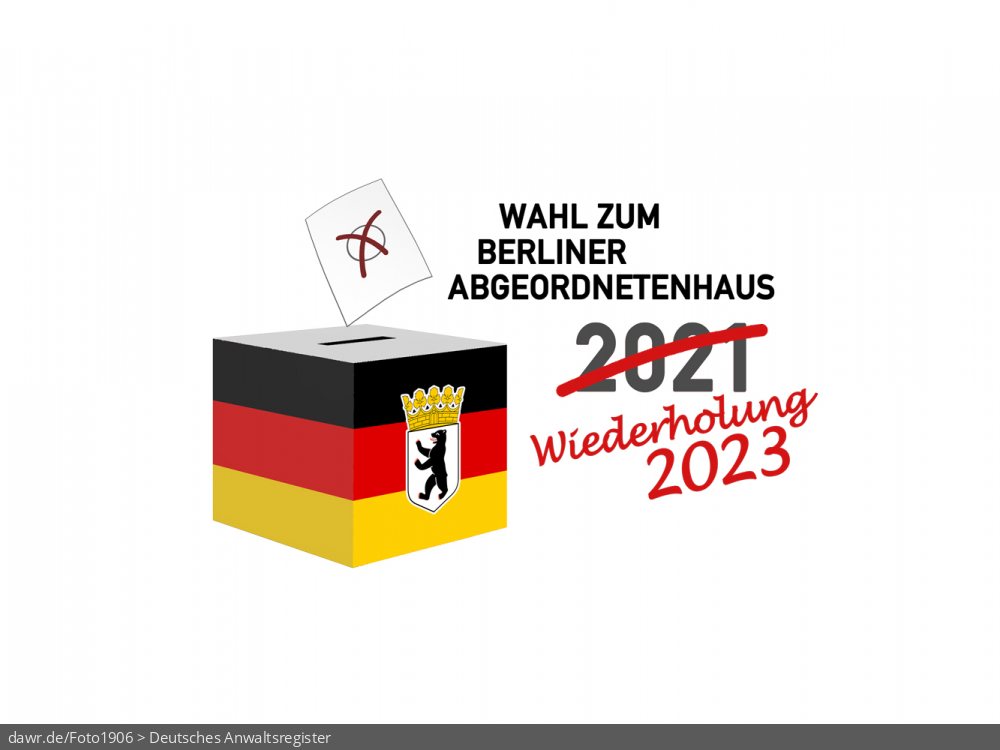 Diese Grafik zeigt die Zeichnung einer Wahlurne, welche in den deutschen Nationalfarben schwarz-rot-gold gefärbt und mit dem Wappen von Berlin dekoriert wurde. Über der Box schwebt ein angedeuteter Wahlzettel, welcher mit einem symbolisch angekreuzten Feld, wie es auf Wahlscheinen benutzt wird, ergänzt wurde. Daneben steht der Schriftzug „Wahl zum Berliner Abgeordnetenhaus 2021“, ergänzt um die Bemerkung „Wiederholung 2023“. Eine solche Grafik eignet sich gut als symbolische Darstellung für die Wiederholungswahl zum Berliner Abgeordnetenhaus im Februar 2023.