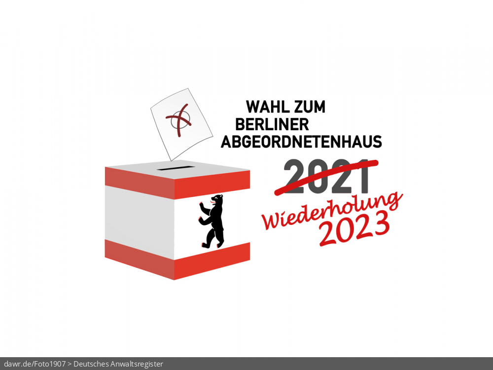 Diese Grafik zeigt die Zeichnung einer Wahlurne, welche in den Landesfarben von Berlin gefärbt und mit dem passenden Berliner Bären dekoriert wurde. Über der Box schwebt ein angedeuteter Wahlzettel, welcher mit einem symbolisch angekreuzten Feld, wie es auf Wahlscheinen benutzt wird, ergänzt wurde. Daneben steht der Schriftzug „Wahl zum Berliner Abgeordnetenhaus 2021“, ergänzt um die Bemerkung „Wiederholung 2023“. Eine solche Grafik eignet sich gut als symbolische Darstellung für die Wiederholungswahl zum Berliner Abgeordnetenhaus im Februar 2023.