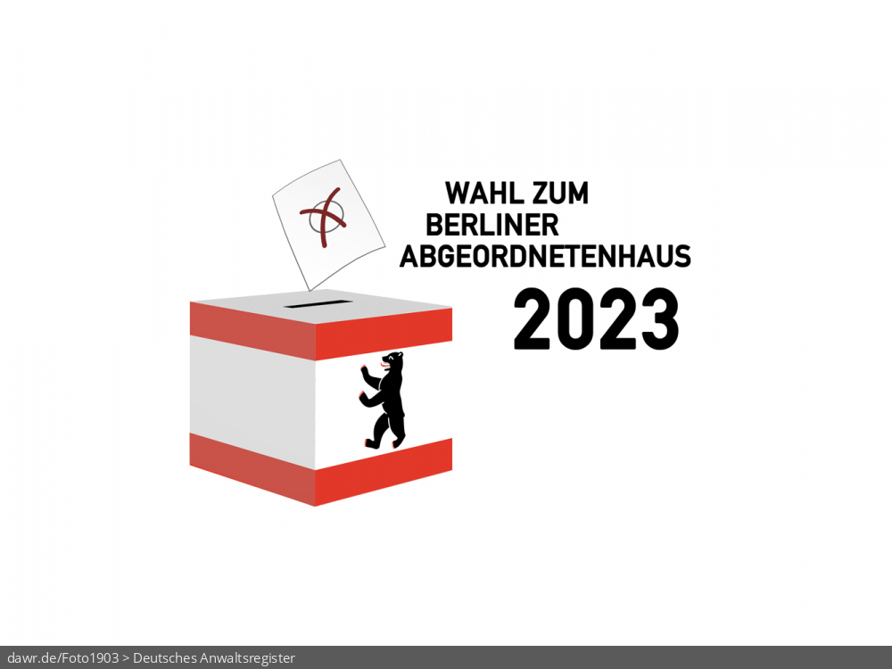 Diese Grafik zeigt die Zeichnung einer Wahlurne, welche in den Landesfarben von Berlin gefärbt und mit dem passenden Berliner Bären dekoriert wurde. Über der Box schwebt ein angedeuteter Wahlzettel, welcher mit einem symbolisch angekreuzten Feld, wie es auf Wahlscheinen benutzt wird, ergänzt wurde. Daneben steht der Schriftzug „Wahl zum Berliner Abgeordnetenhaus 2023“. Eine solche Grafik eignet sich gut als symbolische Darstellung für die Wiederholungswahl zum Berliner Abgeordnetenhaus im Februar 2023.