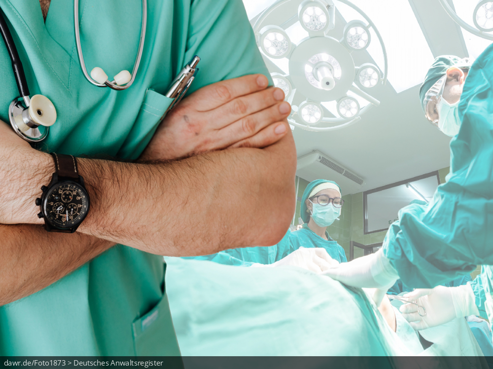 Dieses Bild zeigt einen Krankenpfleger oder Arzt vor einer OP-Szene. Diese Darstellung eignet sich gut für medizinische Themen. Dieses Bild zeigt einen Krankenpfleger oder Arzt vor einer OP-Szene. Diese Darstellung eignet sich gut für medizinische Themen.