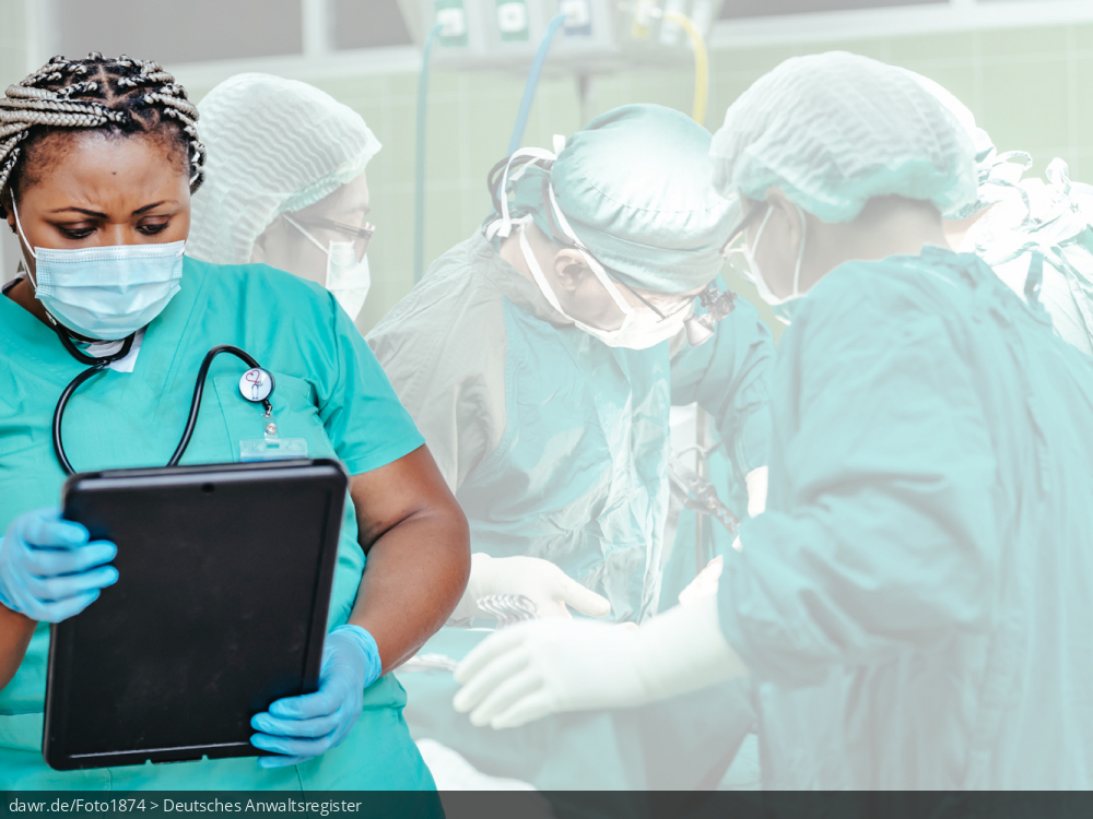 Dieses Bild zeigt eine Krankenschwester mit einer Patientenakte vor einer OP-Szene. Diese Darstellung eignet sich gut für medizinische Themen. Dieses Bild zeigt eine Krankenschwester mit einer Patientenakte vor einer OP-Szene. Diese Darstellung eignet sich gut für medizinische Themen.