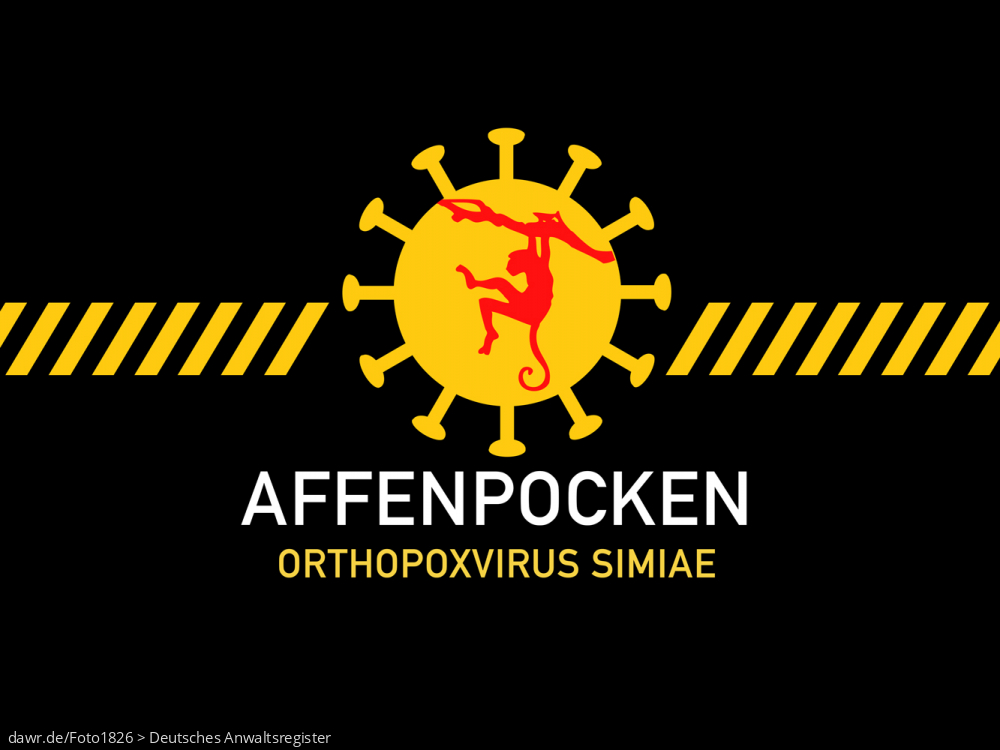 Diese Grafik zeigt eine schwarze Fläche auf der groß die symbolische Darstellung eines Virus zu sehen ist, welche mit der Silhouette eines Affen ergänzt wurde. Darunter sind die Schriftzüge „AFFENPOCKEN“ und „ORTHOPOXVIRUS SIMIAE“ zu lesen. Diese symbolische Darstellung eignet sich gut für alle Themen im Zusammenhang mit dem Ausbruch der Affenpocken, welche von dem Virus Orthopoxvirus simiae (auch Monkeypox virus [MPXV] genannt) ausgelöst werden.