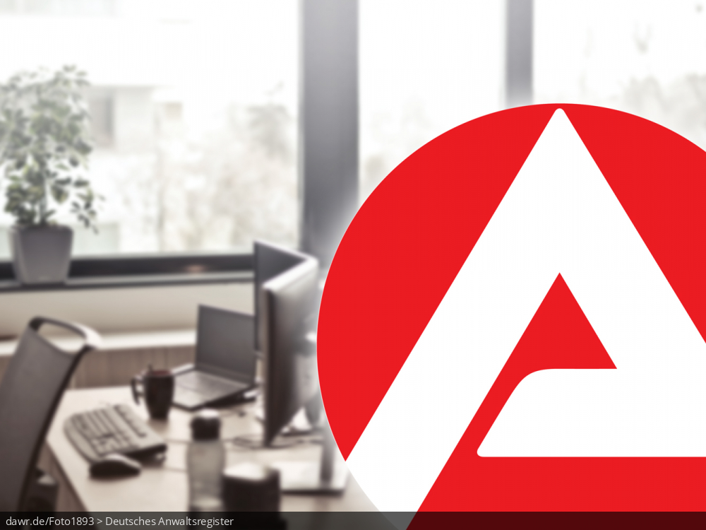 Dieses Bild zeigt einen Ausschnitt eines Büros, sowie im Vordergrund das Logo der Agentur für Arbeit. Es handelt sich um eine gut geeignete symbolische Darstellung für Themen im Zusammenhang mit der Agentur für Arbeit, bspw. wenn es um Arbeitslosengeld, Bürgergeld oder auch das Jobcenter geht.