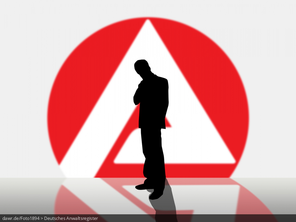 Dieses Bild zeigt die Silhouette eines Mannes vor dem Logo der Agentur für Arbeit. Es handelt sich um eine gut geeignete symbolische Darstellung für Themen im Zusammenhang mit der Agentur für Arbeit, bspw. wenn es um Arbeitslosengeld, Bürgergeld oder auch das Jobcenter geht.