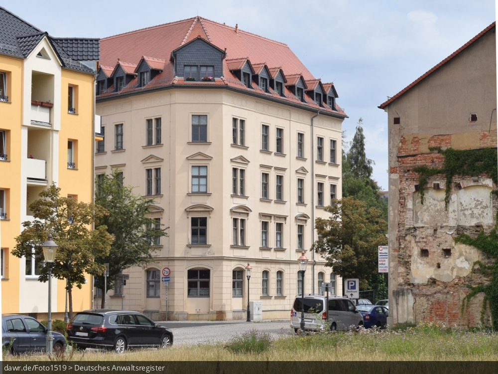 Dieses Foto zeigt einen modernisiertes Altbau-Wohnhaus gegenüber einem baufälligen Wohnhaus mit bröckelndem Putz. Mit seinem edlen Erscheinungsbild, kann dieses Gebäude symbolisch für Themen wie (Luxus)Modernisierung von Altbauten, oder auch allgemein Wohnungsbau stehen.