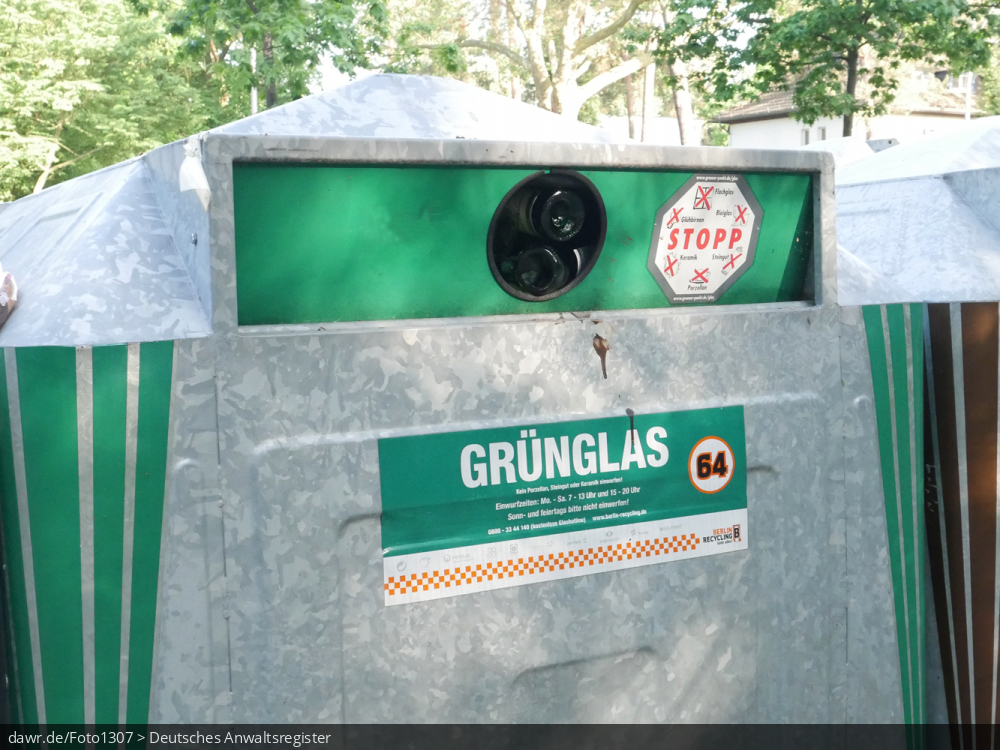 Das Foto zeigt einen Altglascontainer für Grünglas, wie er für das Einsammeln von alten Flaschen und Gläsern an vielen Straßen steht. Dieses Bild eignet sich gut als symbolische Darstellung für das Thema Recycling und speziell Altglasrecycling.