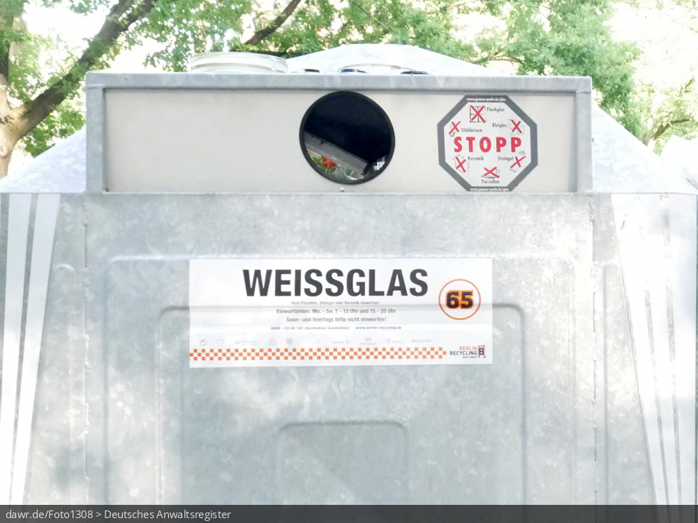 Das Foto zeigt einen Altglascontainer für Weissglas, wie er für das Einsammeln von alten Flaschen und Gläsern an vielen Straßen steht. Dieses Bild eignet sich gut als symbolische Darstellung für das Thema Recycling und speziell Altglasrecycling.