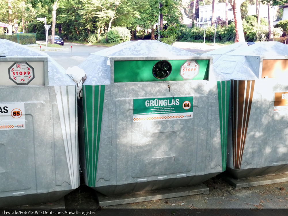 Das Foto zeigt einen Altglascontainer für Grünglas, wie er für das Einsammeln von alten Flaschen und Gläsern an vielen Straßen steht. Dieses Bild eignet sich gut als symbolische Darstellung für das Thema Recycling und speziell Altglasrecycling.