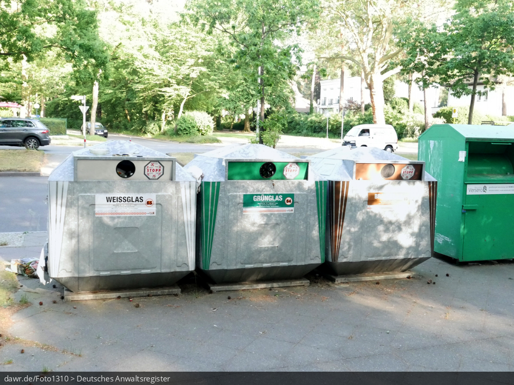 Das Foto zeigt verschiedene Altglascontainer für Weiss- Grün oder Braunglas, wie sie für das Einsammeln von alten Flaschen und Gläsern an vielen Straßen stehen. Dieses Bild eignet sich gut als symbolische Darstellung für das Thema Recycling und speziell Altglasrecycling.