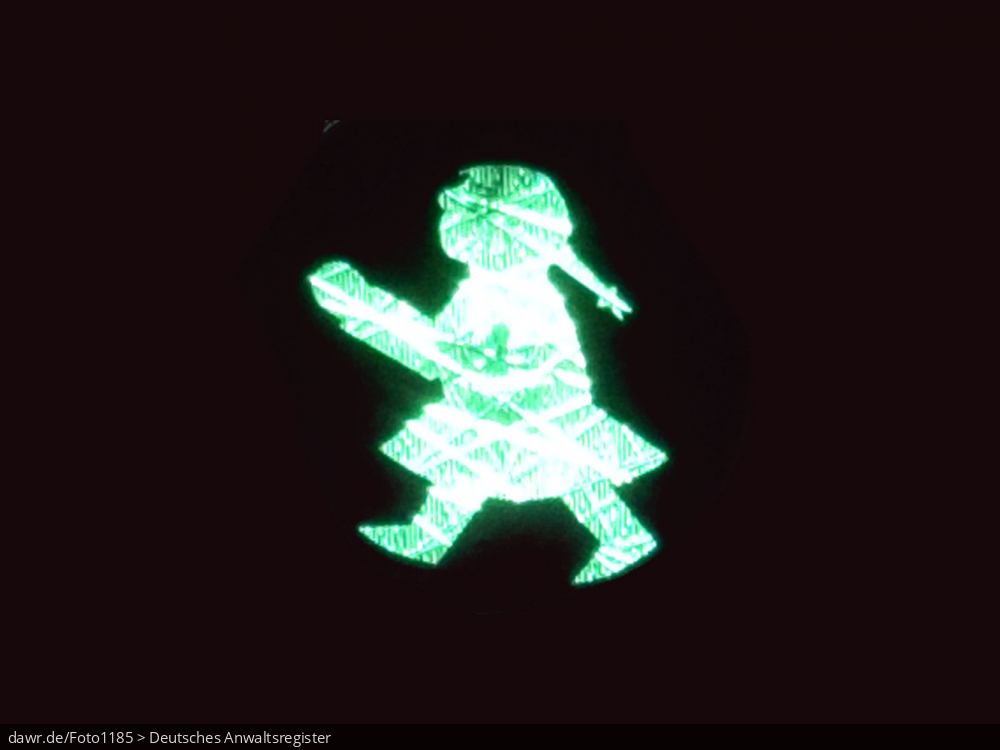 Dieses Foto zeigt eine grüne Ampelfrau (die weibliche Version des berühmten ostdeutschen Ampelmännchens), wie Sie nur von wenigen Städten für Fußgängerampeln verwendet werden.