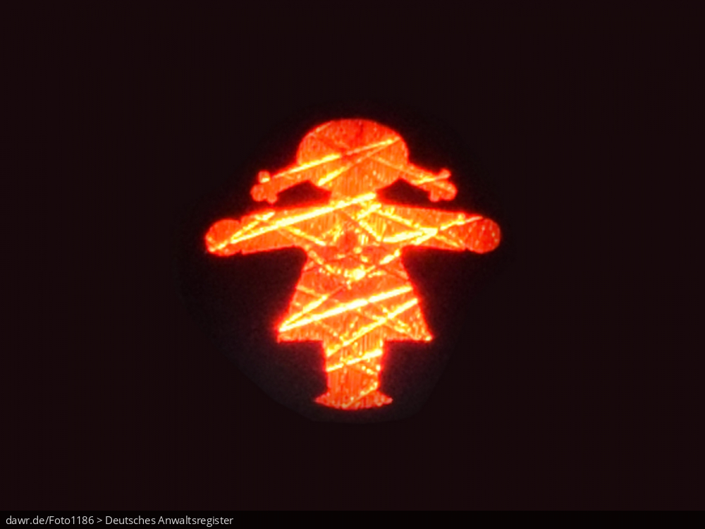 Dieses Foto zeigt eine rote Ampelfrau (die weibliche Version des berühmten ostdeutschen Ampelmännchens), wie Sie nur von wenigen Städten für Fußgängerampeln verwendet werden.