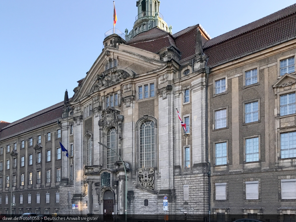 Dieses Foto zeigt das Gebäude, in dem das Amtsgericht Schöneberg seinen Sitz hat. Das Amtsgericht Schöneberg ist zuständig für den Bezirk Steglitz-Zehlendorf (mit den Ortsteilen Steglitz, Lichterfelde, Lankwitz, Zehlendorf, Dahlem, Nikolassee und Wannsee) und den ehemaligen Bezirk Schöneberg (heutige Ortsteile Schöneberg und Friedenau). Nicht zuständig ist das Amtsgericht Schöneberg für die Ortsteile Tempelhof, Mariendorf, Marienfelde und Lichtenrade des Bezirks Tempelhof-Schöneberg. In familiengerichtlichen Streitigkeiten ist das Amtsgericht Schöneberg für alle Amtsgerichtsbezirke mit Ausnahme der Amtsgerichtsbezirke Köpenick, Mitte, Pankow/Weißensee, Tiergarten, Wedding und Schöneberg zuständig.