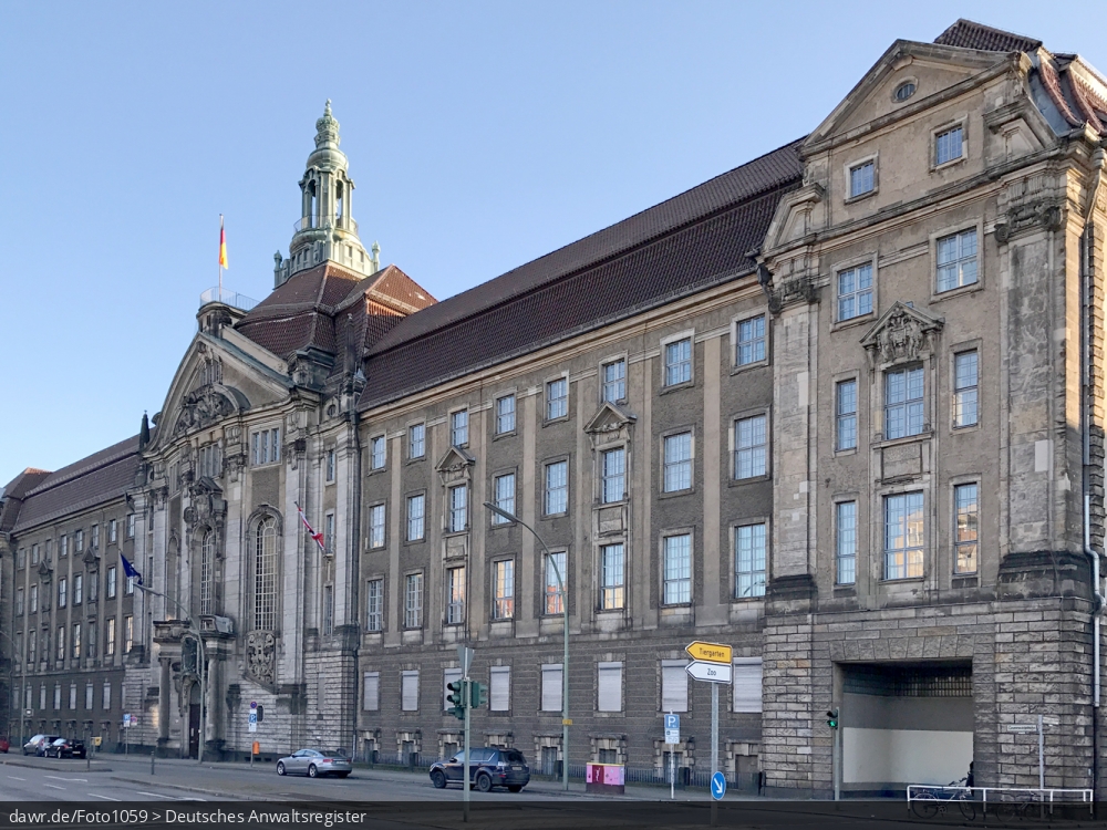 Dieses Foto zeigt das Gebäude, in dem das Amtsgericht Schöneberg seinen Sitz hat. Das Amtsgericht Schöneberg ist zuständig für den Bezirk Steglitz-Zehlendorf (mit den Ortsteilen Steglitz, Lichterfelde, Lankwitz, Zehlendorf, Dahlem, Nikolassee und Wannsee) und den ehemaligen Bezirk Schöneberg (heutige Ortsteile Schöneberg und Friedenau). Nicht zuständig ist das Amtsgericht Schöneberg für die Ortsteile Tempelhof, Mariendorf, Marienfelde und Lichtenrade des Bezirks Tempelhof-Schöneberg. In familiengerichtlichen Streitigkeiten ist das Amtsgericht Schöneberg für alle Amtsgerichtsbezirke mit Ausnahme der Amtsgerichtsbezirke Köpenick, Mitte, Pankow/Weißensee, Tiergarten, Wedding und Schöneberg zuständig.