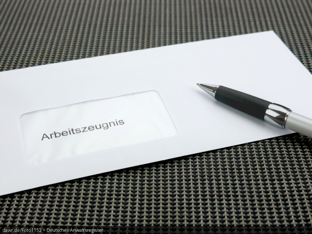 Dieses Foto zeigt einen Brief mit dem Wort „Arbeitszeugnis“ im Adressfenster, der auf einer schwarzen Fläche liegt. Auf dem Brief liegt noch ein Kugelschreiber. Dieses Bild eignet sich gut als symbolische Darstellung für alle Themen rund um das Arbeitszeugnis.