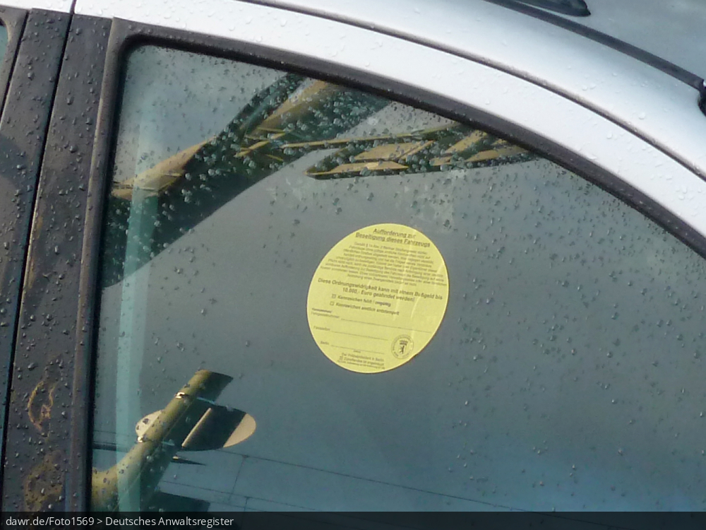 Dieses Foto zeigt einen Aufkleber, der vom Ordnungsamt an einem Unfallfahrzeug angebracht worden ist. Solche Aufkleber werden an Kraftfahrzeugen angebracht, die entweder kein oder zumindet kein gültiges Kennzeichen (Nummerschild) haben. Auch wenn sie ihr Fahrzeug nicht rechtzeitig zur vorgeschriebenen Hauptuntersuchung (HU/TÜV) gebracht haben, ihre Plakette am Nummernschild also abgelaufen ist, wird ihr Fahrzeug bald ein solcher Aufkleber zieren. Diese Bild eignent sich gut als Darstellung für die Themen Kraftfahrzeugsteuer, Zulassung von bzw. Hauptuntersuchung bei Kraftfahrzeugen oder auch Parken im öffentlichen Straßenraum.