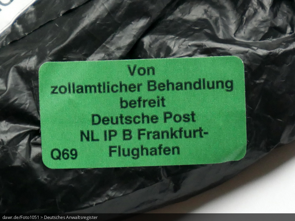 Dieses Foto zeigt einen Aufkleber mit der Aufschrift &bdquo;Von zollamtlicher Behandlung befreit&ldquo;, wie er von der Deutschen Post am Frankfurter Flughafen benutzt wird. Solche Aufkleber findet man oft auf Paketen aus Nicht-EU-Ländern. Er besagt, dass das Paket geprüft wurde und für den Inhalt keine (Einfuhr)Zölle zu entrichten sind.