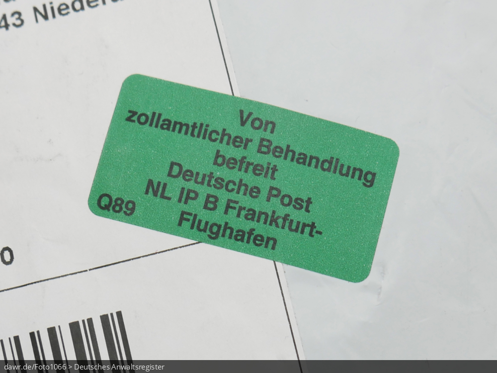 Dieses Foto zeigt einen Aufkleber mit der Aufschrift &bdquo;Von zollamtlicher Behandlung befreit&ldquo;, wie er von der Deutschen Post am Frankfurter Flughafen benutzt wird. Solche Aufkleber findet man oft auf Paketen aus Nicht-EU-Ländern. Er besagt, dass das Paket geprüft wurde und für den Inhalt keine (Einfuhr)Zölle zu entrichten sind.