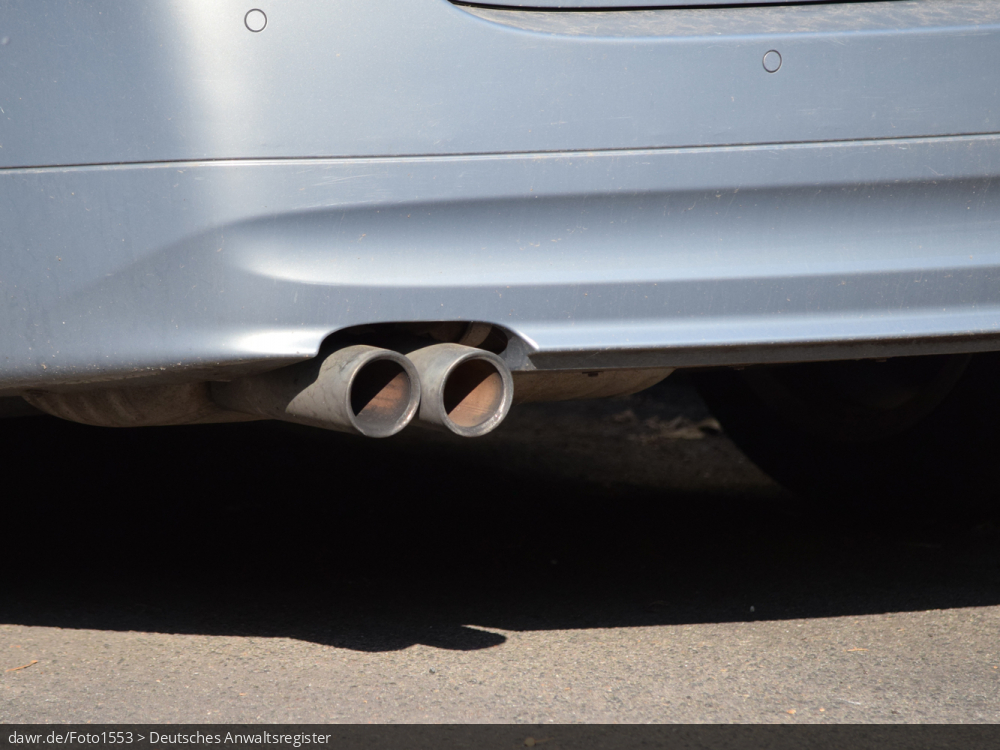 Dieses Foto zeigt den Auspuff eines PKWs mit Verbrennungsmotor. Diese Bild eignet sich gut als symbolische Darstellung für Themen rund um die europäischen Grenzwerte zur Reinheit unserer Luft und den ggf. damit verbundenen Fahrverboten.