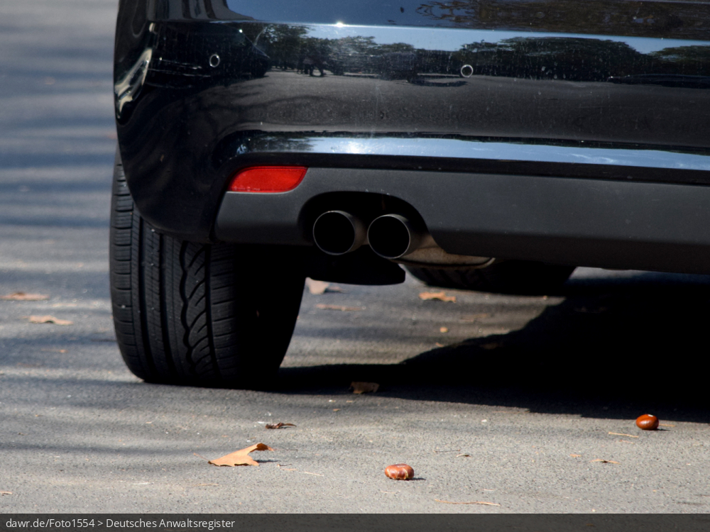 Dieses Foto zeigt den Auspuff eines PKWs mit Verbrennungsmotor. Diese Bild eignet sich gut als symbolische Darstellung für Themen rund um die europäischen Grenzwerte zur Reinheit unserer Luft und den ggf. damit verbundenen Fahrverboten.