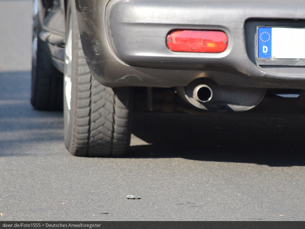 Dieses Foto zeigt den Auspuff eines PKWs mit Verbrennungsmotor. Diese Bild eignet sich gut als symbolische Darstellung für Themen rund um die europäischen Grenzwerte zur Reinheit unserer Luft und den ggf. damit verbundenen Fahrverboten.