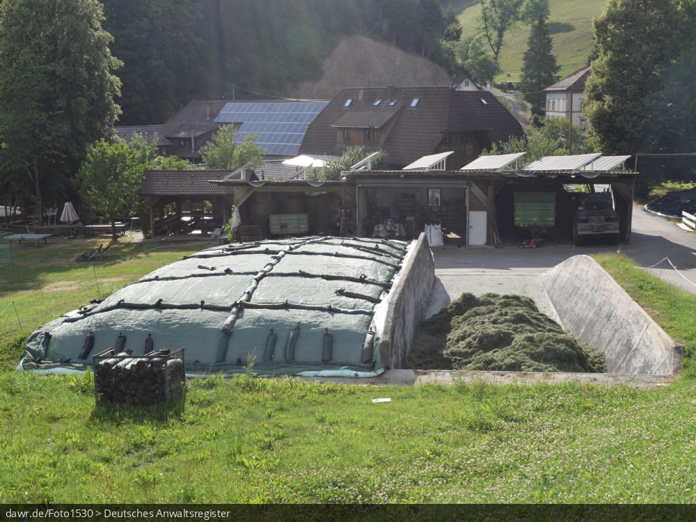 Bei Bauern mit Rinderhaltung ist es üblich, im Sommer geerntetes Futter (bspw. Heu) als Silage einzulagern, um in den kalten Monaten Futter zu haben. Für Themen rund um die Viehhaltung wäre dieses Bild eine passende Illustration.