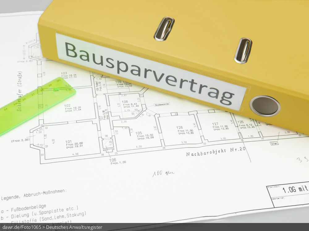 Dieses Foto zeigt eine gelben Ordner mit der Beschriftung Bausparvertrag, welcher auf einem Bauplan liegt. Mit einer Bausparkasse abgeschlossene Bauspardarlehen werden hauptsächlich für die Immobilienfinanzierung eingesetzt.