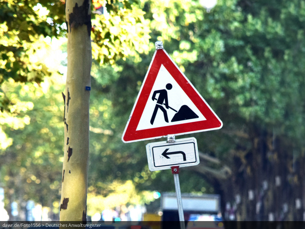 Dieses Foto zeigt ein Verkehrszeichen, welches vor einer Baustelle warnt. Dieses Bild ist eine gute symbolische Darstellung für alle rechtlichen Fragen im Zusammenhang mit Bauarbeiten, Baulärm, Bauschäden oder Gefahren durch Bauarbeiten - nicht nur im Straßenverkehr.