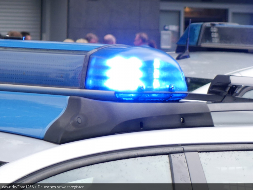 Dieses Foto zeigt das aktivierte Blaulicht eines Streifenwagens der Polizei und ist so gut als symbolische Darstellung für alle Themen rund um die Polizei und ihre Einsätze geeignet.