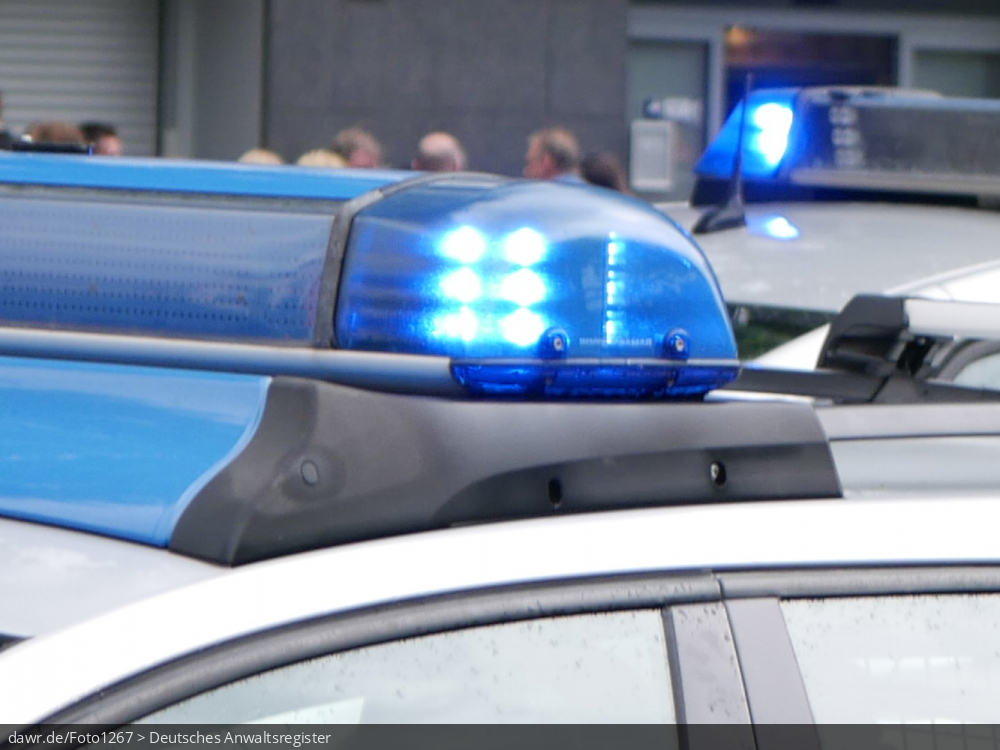 Dieses Foto zeigt das aktivierte Blaulicht eines Streifenwagens der Polizei und ist so gut als symbolische Darstellung für alle Themen rund um die Polizei und ihre Einsätze geeignet.