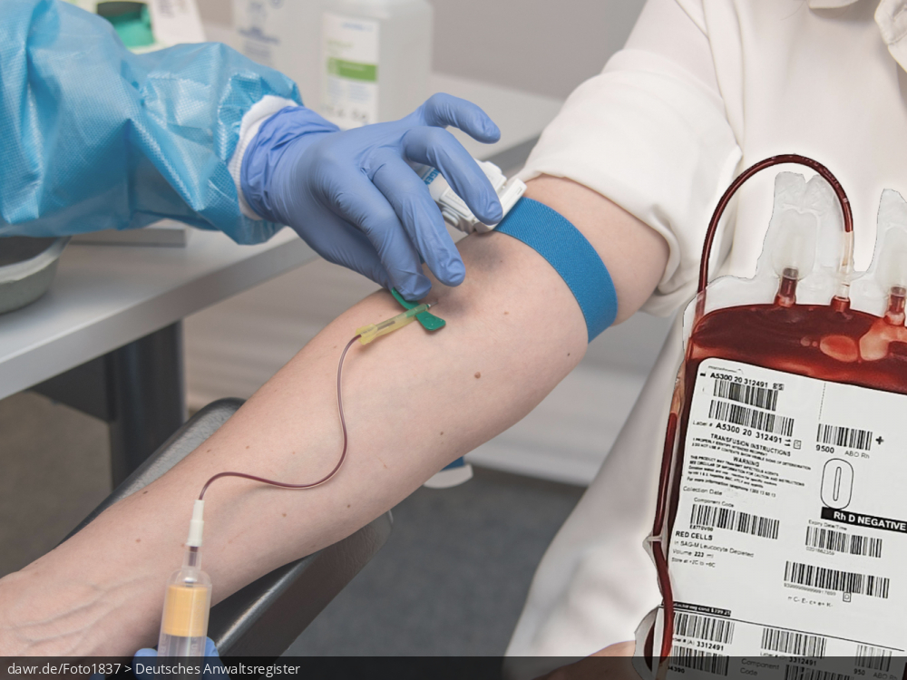 Dieses Bild zeigt eine typische Situation beim Blutspenden. Jemand vom medizinischen Personal hat ein Kanüle in den Arm des Spenders gestochen und entnimmt Blut. Im Vordergrund sieht man zusätzlich eine Blutkonserve.