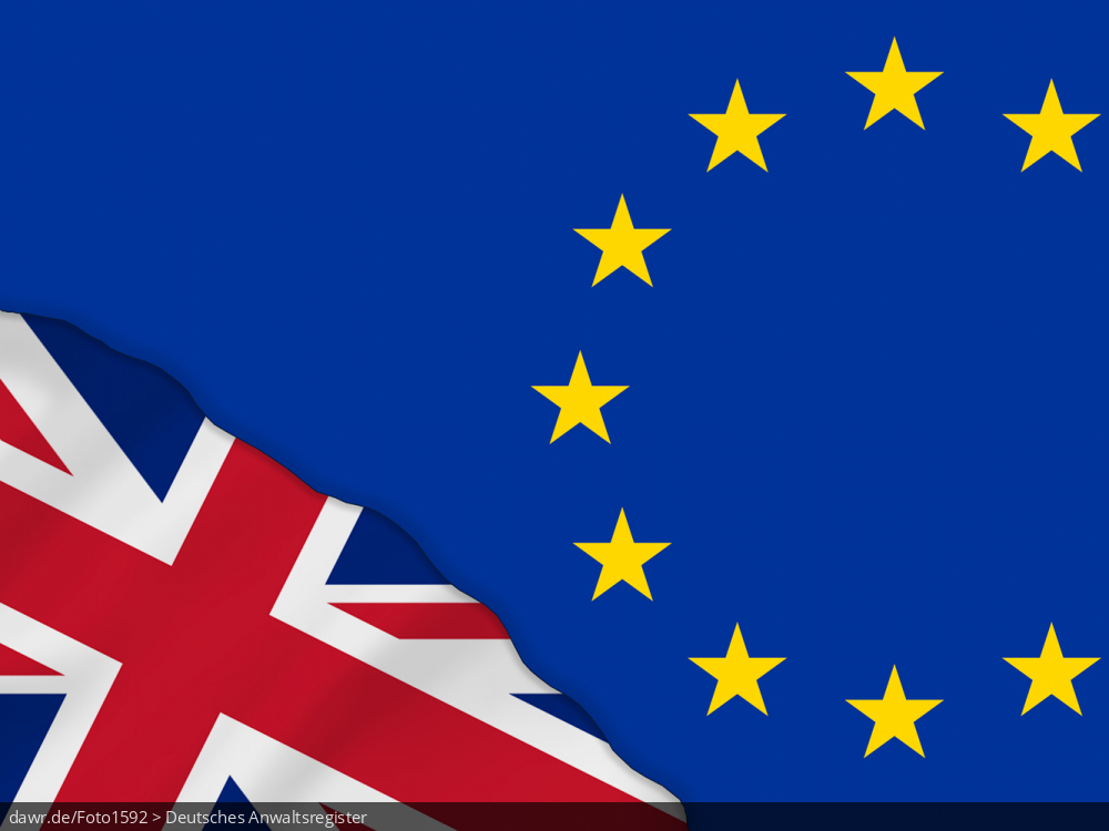 Am 23. Juni 2016 stimmten 51,89 % der Wähler des Vereinigten Königreichs im Rahmen eines Referendums für den Austritt aus der Europäischen Union („Brexit“). Diese Bild ist eine symbolische Darstellung dieser unter dem Namen „Brexit“ bekanntgewordenen Situation. Die Flaggen der europäischen Union und des Vereinigten Königreichs, die sich gegenseitig überdecken, sind ein passendes Sinnbild für den „Brexit“.