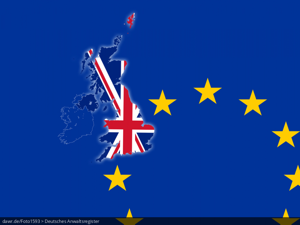 Am 23. Juni 2016 stimmten 51,89 % der Wähler des Vereinigten Königreichs im Rahmen eines Referendums für den Austritt aus der Europäischen Union („Brexit“). Diese Bild ist eine symbolische Darstellung dieser unter dem Namen „Brexit“ bekanntgewordenen Situation. Eine Flagge der europäischen Union, auf der ein Stern fehlt und durch den Umriß von Großbritannien ersetzt wurde, ist ein passendes Sinnbild für den „Brexit“.