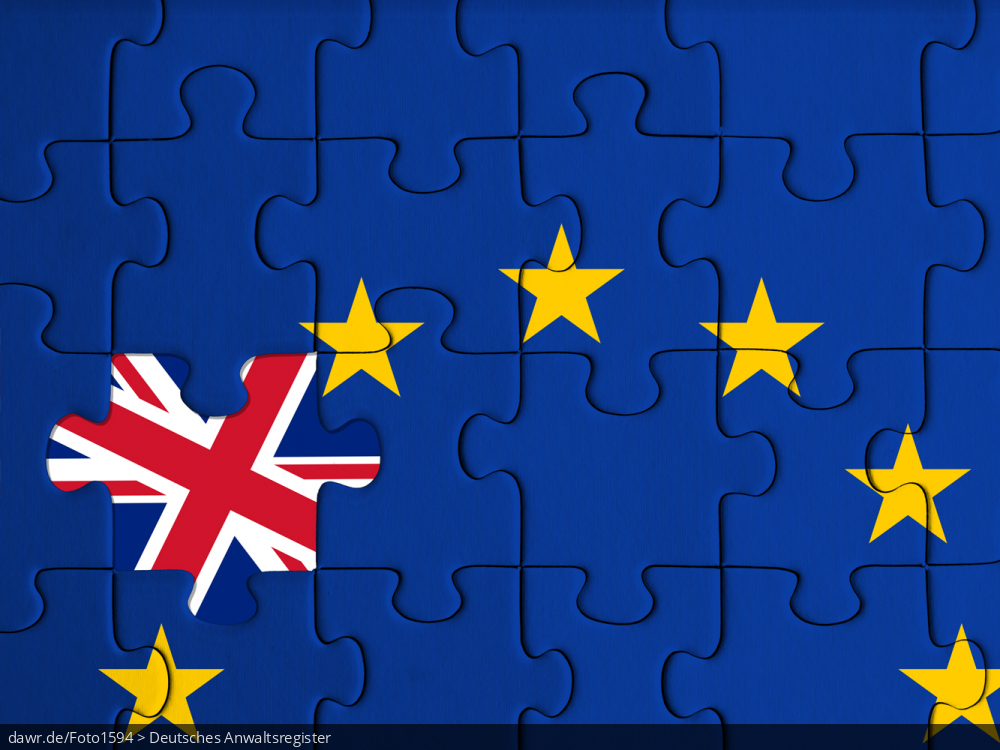 Am 23. Juni 2016 stimmten 51,89 % der Wähler des Vereinigten Königreichs im Rahmen eines Referendums für den Austritt aus der Europäischen Union („Brexit“). Diese Bild ist eine symbolische Darstellung dieser unter dem Namen „Brexit“ bekanntgewordenen Situation. Ein Puzzle, welches die Flagge der europäischen Union darstellt, bei dem ein Puzzleteil fehlt und die Flagge des Vereinigten Königreichs von Großbritannien freigibt, ist ein passendes Sinnbild für den „Brexit“.