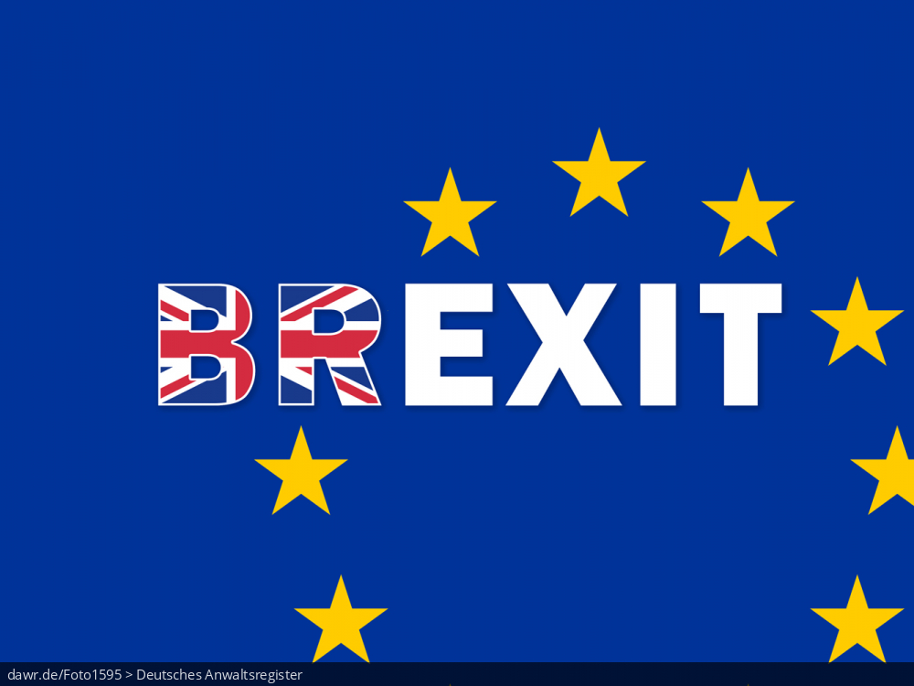 Am 23. Juni 2016 stimmten 51,89 % der Wähler des Vereinigten Königreichs im Rahmen eines Referendums für den Austritt aus der Europäischen Union („Brexit“). Diese Bild ist eine symbolische Darstellung dieser unter dem Namen „Brexit“ bekanntgewordenen Situation. Ein entsprechender Schriftzug, ergänzt um Elemente der Flaggen der europäischen Union bzw. des Vereinigten Königreichs von Großbritannien, ist ein passendes Sinnbild für den „Brexit“.
