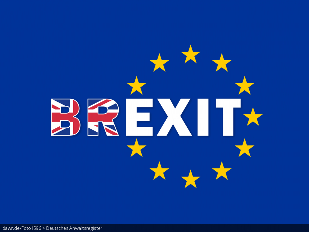 Am 23. Juni 2016 stimmten 51,89 % der Wähler des Vereinigten Königreichs im Rahmen eines Referendums für den Austritt aus der Europäischen Union („Brexit“). Diese Bild ist eine symbolische Darstellung dieser unter dem Namen „Brexit“ bekanntgewordenen Situation. Ein entsprechender Schriftzug, ergänzt um Elemente der Flaggen der europäischen Union bzw. des Vereinigten Königreichs von Großbritannien, ist ein passendes Sinnbild für den „Brexit“.