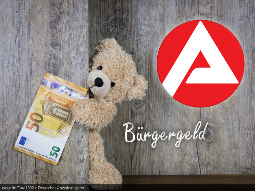 Dieses Bild zeigt einen Teddybären, der sich hinter einer Ecke versteckt und einen 53 Euroschein festhält. Auf der Wand hinter ihm ist der Schriftzug bdquo;Bürgergeld&ldquo; und das Logo der Agentur für Arbeit zusehen ist. Es handelt sich um eine gut geeignete symbolische Darstellung für Themen im Zusammenhang mit dem Bürgergeld bzw. der Agentur für Arbeit oder dem Jobcenter geht.