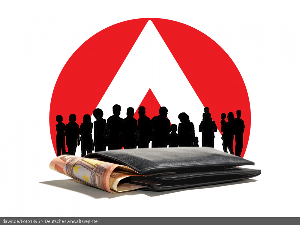 Dieses Bild zeigt die Silhouetten einer Menschenmenge vor dem Logo der Agentur für Arbeit. Davor liegt eine Brieftasche mit Geld. Es handelt sich um eine gut geeignete symbolische Darstellung für Themen im Zusammenhang mit der Agentur für Arbeit, dem Arbeitslosengeld, dem Bürgergeld oder auch dem Jobcenter geht.