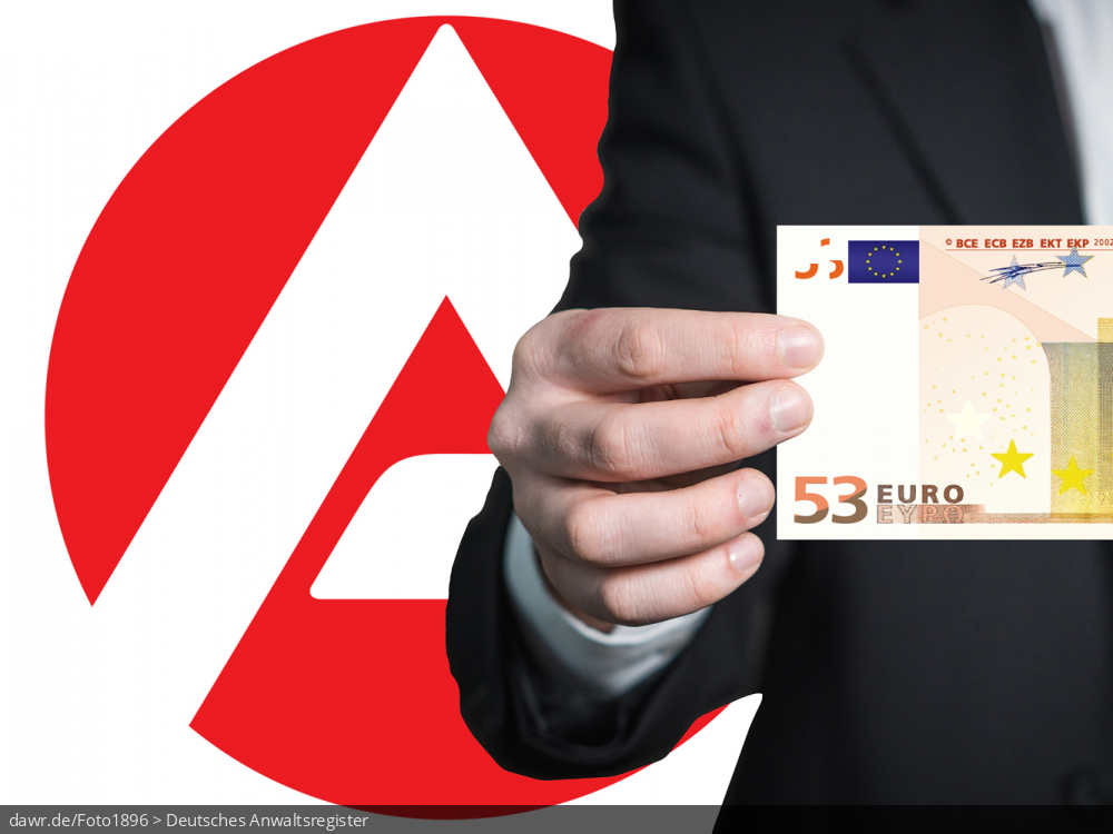 Dieses Bild zeigt teilweise einen Mann im Anzug, welcher einen 53 Euroschein festhält. Im Hintergrund ist das Logo der Agentur für Arbeit zu sehen. Es handelt sich um eine gut geeignete symbolische Darstellung für Themen im Zusammenhang mit dem Bürgergeld bzw. der Agentur für Arbeit oder dem Jobcenter geht.