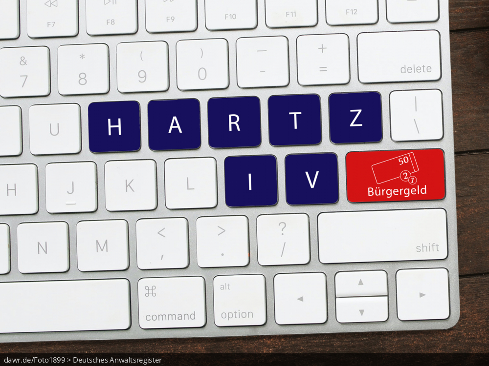 Dieses Foto zeigt eine moderne Tastatur mit einer speziellen, rot bzw. blau hervorgehobenen Tasten, welche die Worte &bdquo;Bürgergeld&ldquo; und &bdquo;Hartz IV&ldquo; deutlich sichtbar sind. Es handelt sich um eine gut geeignete symbolische Darstellung für Themen im Zusammenhang mit dem Bürgergeld bzw. der Agentur für Arbeit oder dem Jobcenter geht.