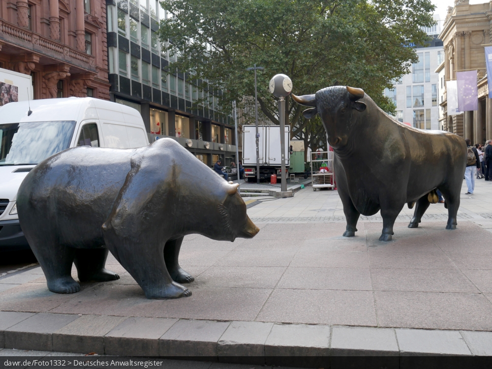 Dieses Foto zeigt das Kunstwerk „Bulle und Bär“ von Reinhard Dachlauer, wie es am Börsenplatz in Frankfurt am Main steht. Es wurde vom Börsenvorstand anlässlich des 400-jährigen Bestehens der Frankfurt Börse 1985 in Auftrag gegeben und 1988 aufgestellt. Der Bär symbolisiert sinkende Kurse an der Börse, wogegen der Bulle für steigende Aktenkurse steht. Dieses Bild ist gut als symbolische Darstellung für alle Themen rund um Börese und Aktienmarkt geeignet.