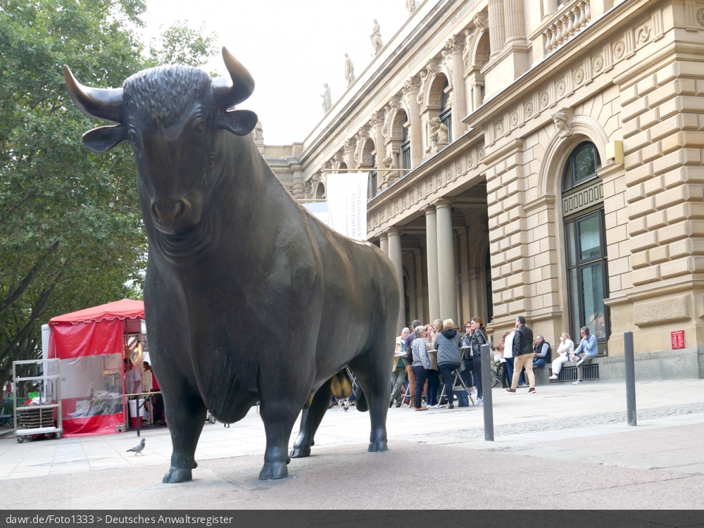 Dieses Foto zeigt den Bullen als Teil des Kunstwerkes von Reinhard Dachlauer, wie es am Börsenplatz in Frankfurt am Main steht. „Bulle und Bär“ wurden vom Börsenvorstand anlässlich des 400-jährigen Bestehens der Frankfurt Börse 1985 in Auftrag gegeben und 1988 aufgestellt. Der Bär symbolisiert sinkende Kurse an der Börse, wogegen der Bulle für steigende Aktenkurse steht. Dieses Bild ist gut als symbolische Darstellung für alle Themen rund um Börese und Aktienmarkt geeignet.