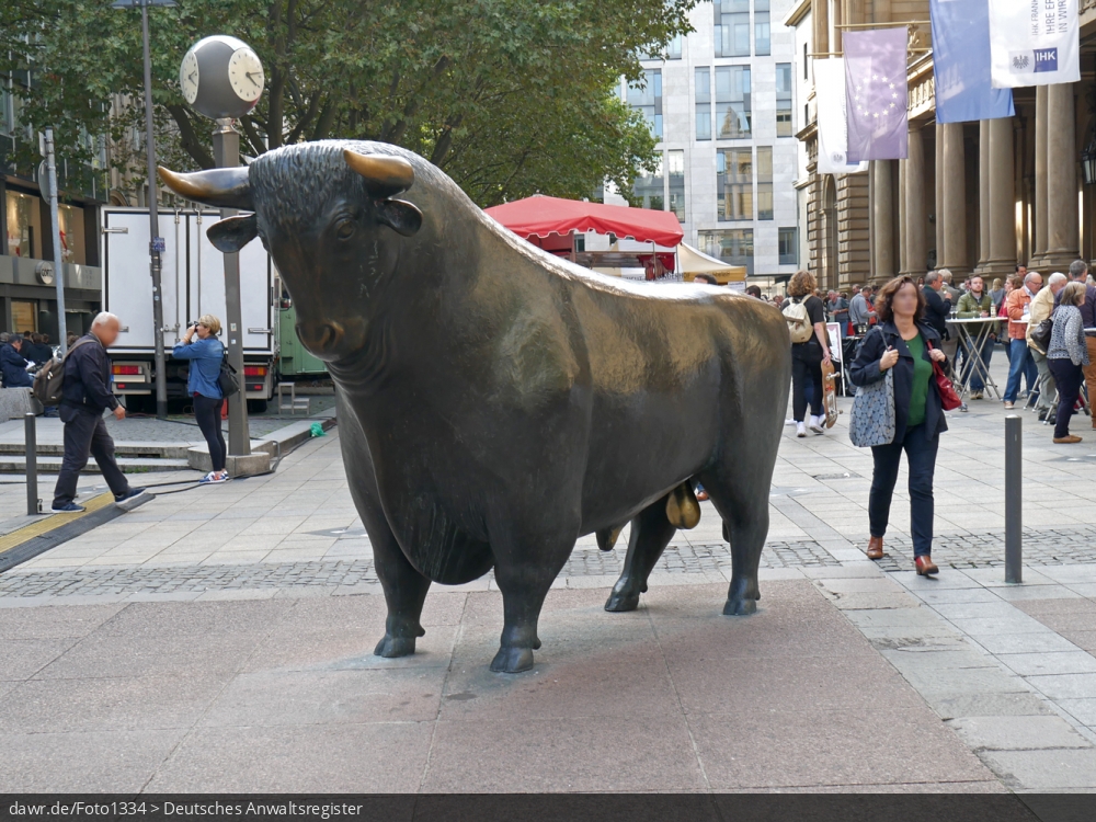 Dieses Foto zeigt den Bullen als Teil des Kunstwerkes von Reinhard Dachlauer, wie es am Börsenplatz in Frankfurt am Main steht. „Bulle und Bär“ wurden vom Börsenvorstand anlässlich des 400-jährigen Bestehens der Frankfurt Börse 1985 in Auftrag gegeben und 1988 aufgestellt. Der Bär symbolisiert sinkende Kurse an der Börse, wogegen der Bulle für steigende Aktenkurse steht. Dieses Bild ist gut als symbolische Darstellung für alle Themen rund um Börese und Aktienmarkt geeignet.