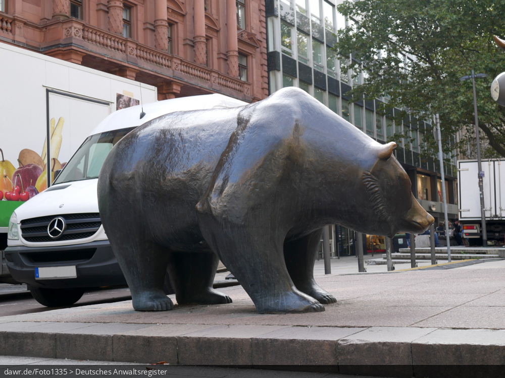 Dieses Foto zeigt den Bären als Teil des Kunstwerkes von Reinhard Dachlauer, wie es am Börsenplatz in Frankfurt am Main steht. „Bulle und Bär“ wurden vom Börsenvorstand anlässlich des 400-jährigen Bestehens der Frankfurt Börse 1985 in Auftrag gegeben und 1988 aufgestellt. Der Bär symbolisiert sinkende Kurse an der Börse, wogegen der Bulle für steigende Aktenkurse steht. Dieses Bild ist gut als symbolische Darstellung für alle Themen rund um Börese und Aktienmarkt geeignet.