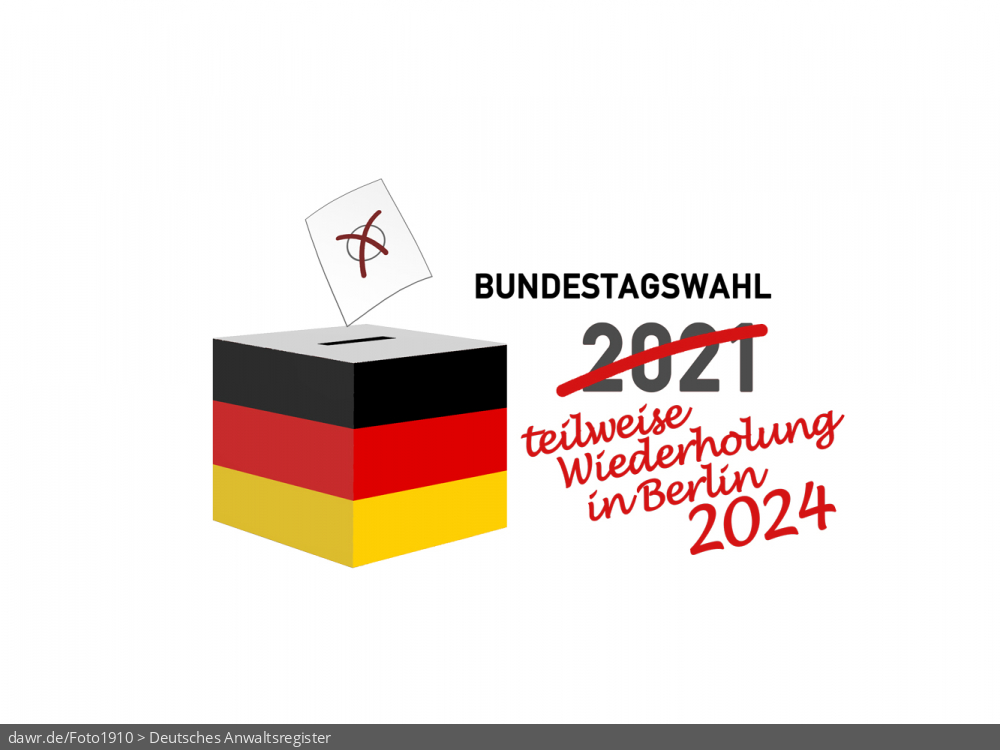 Diese Grafik zeigt die Zeichnung einer Wahlurne, welche in den deutschen Nationalfarben schwarz-rot-gold gefärbt wurde. Über der Box schwebt ein angedeuteter Wahlzettel, welcher mit einem symbolisch angekreuzten Feld, wie es auf Wahlscheinen benutzt wird, ergänzt wurde. Daneben steht der Schriftzug „Bundestagswahl 2021“, ergänzt um die Bemerkung „teilweise Wiederholung in Berlin 2023“. Eine solche Grafik eignet sich gut als symbolische Darstellung für die Bundestagswahl aus dem September 2021, welche im Februar 2024 teilweise in Berlin wiederholt werden muss.