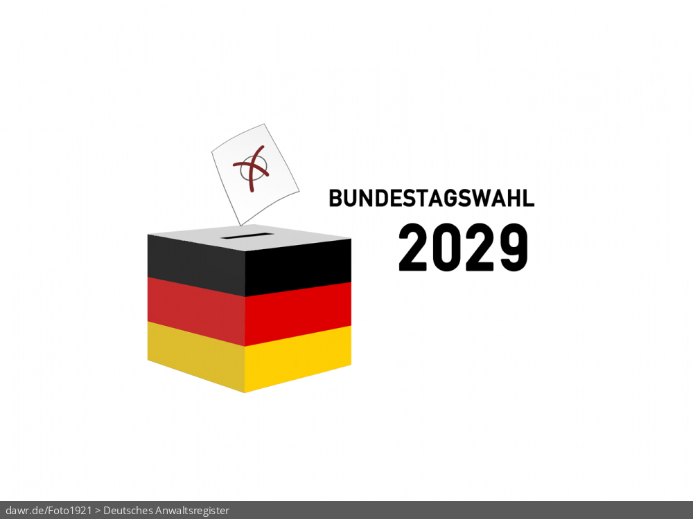 Diese Grafik zeigt die Zeichnung einer Wahlurne, welche in den deutschen Nationalfarben schwarz-rot-gold gefärbt wurde. Über der Box schwebt ein angedeuteter Wahlzettel, welcher mit einem symbolisch angekreuzten Feld, wie es auf Wahlscheinen benutzt wird, ergänzt wurde. Daneben steht der Schriftzug „Bundestagswahl 2029“. Eine solche Grafik eignet sich gut als symbolische Darstellung für die Bundestagswahl im Frühjahr 2029. Diese Grafik zeigt die Zeichnung einer Wahlurne, welche in den deutschen Nationalfarben schwarz-rot-gold gefärbt wurde. Über der Box schwebt ein angedeuteter Wahlzettel, welcher mit einem symbolisch angekreuzten Feld, wie es auf Wahlscheinen benutzt wird, ergänzt wurde. Daneben steht der Schriftzug „Bundestagswahl 2029“. Eine solche Grafik eignet sich gut als symbolische Darstellung für die Bundestagswahl im Frühjahr 2029.