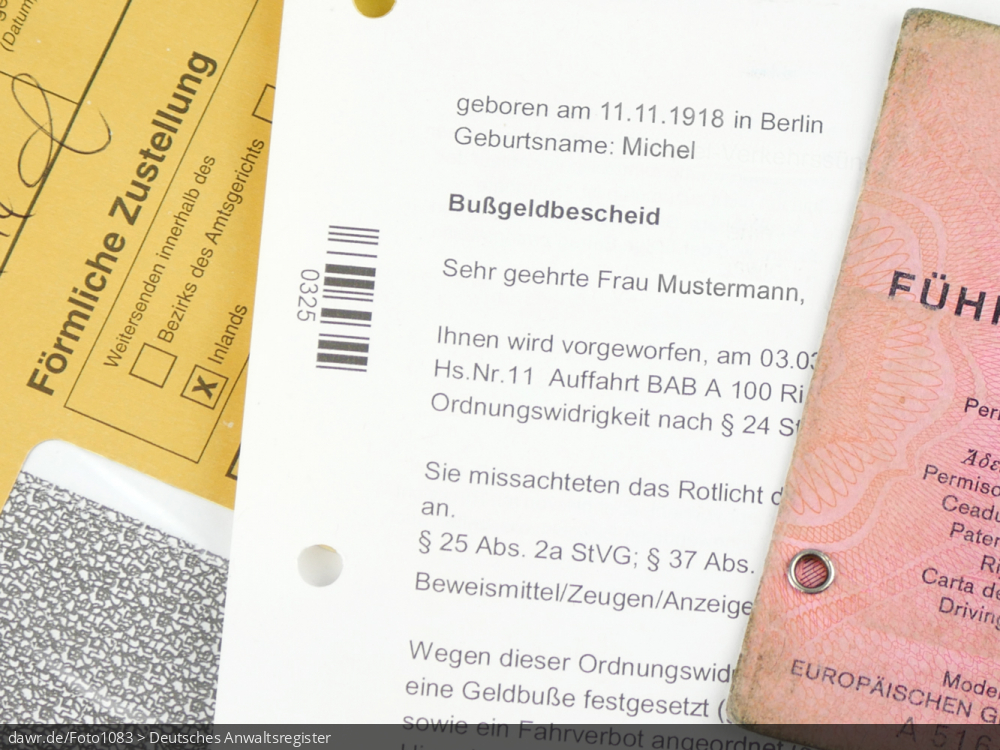 Dieses Foto zeigt einen Bußgeldbescheid bez. einer Ordnungswidrigkeit, der auf einem gelbem Umschlag mit dem Aufdruck „förmliche Zustellung“ liegt. Solche Umschläge werden ua.a. von der Justiz verwendet, wenn Bescheide oder Ladungen zu verschicken sind. Ebenfalls auf dem Bußgeldbescheid ist ein alter (deutscher) Führerschein zu sehen.