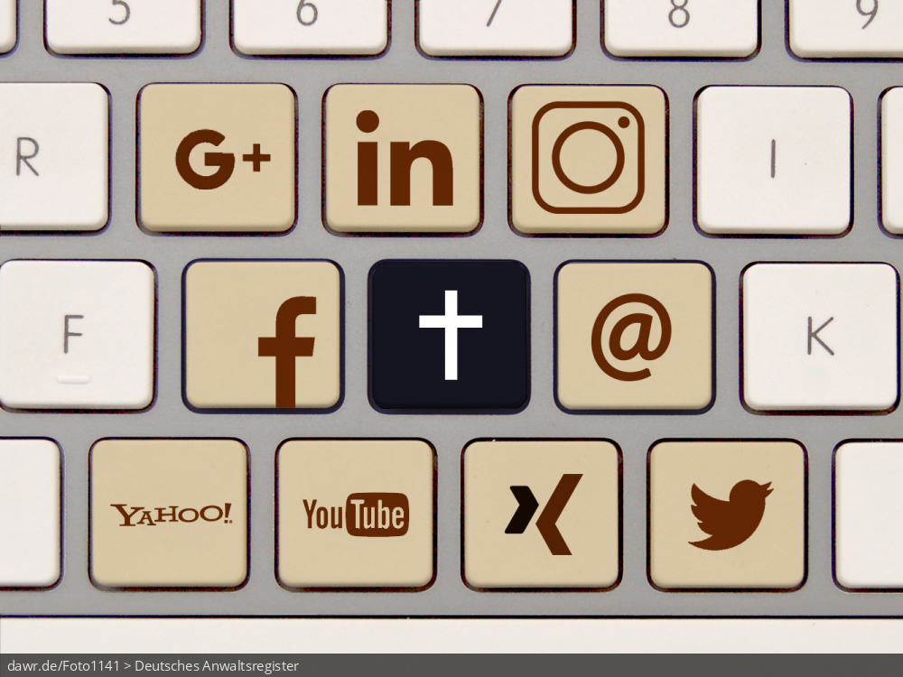 Dieses Foto zeigt eine moderne Tastatur mit verschiedenen speziellen, braunen Tasten, welche die Symbole von unterschiedlichen Sozialen Netzwerken und anderen Online-Diensten tragen. In der Mitte dieser Tasten befindet sich eine spezielle, schwarze Taste, die mit einem weißen Kreuz bedruckt ist. Dieses Bild eignet sich gut als symbolische Darstellung für das Thema digitaler Nachlass, also den Umgang mit Online-Daten von Verstorbenen.